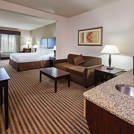 Holiday Inn Express & Suites Brady By Ihg Exteriör bild
