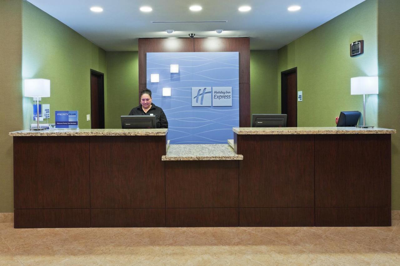 Holiday Inn Express & Suites Brady By Ihg Exteriör bild