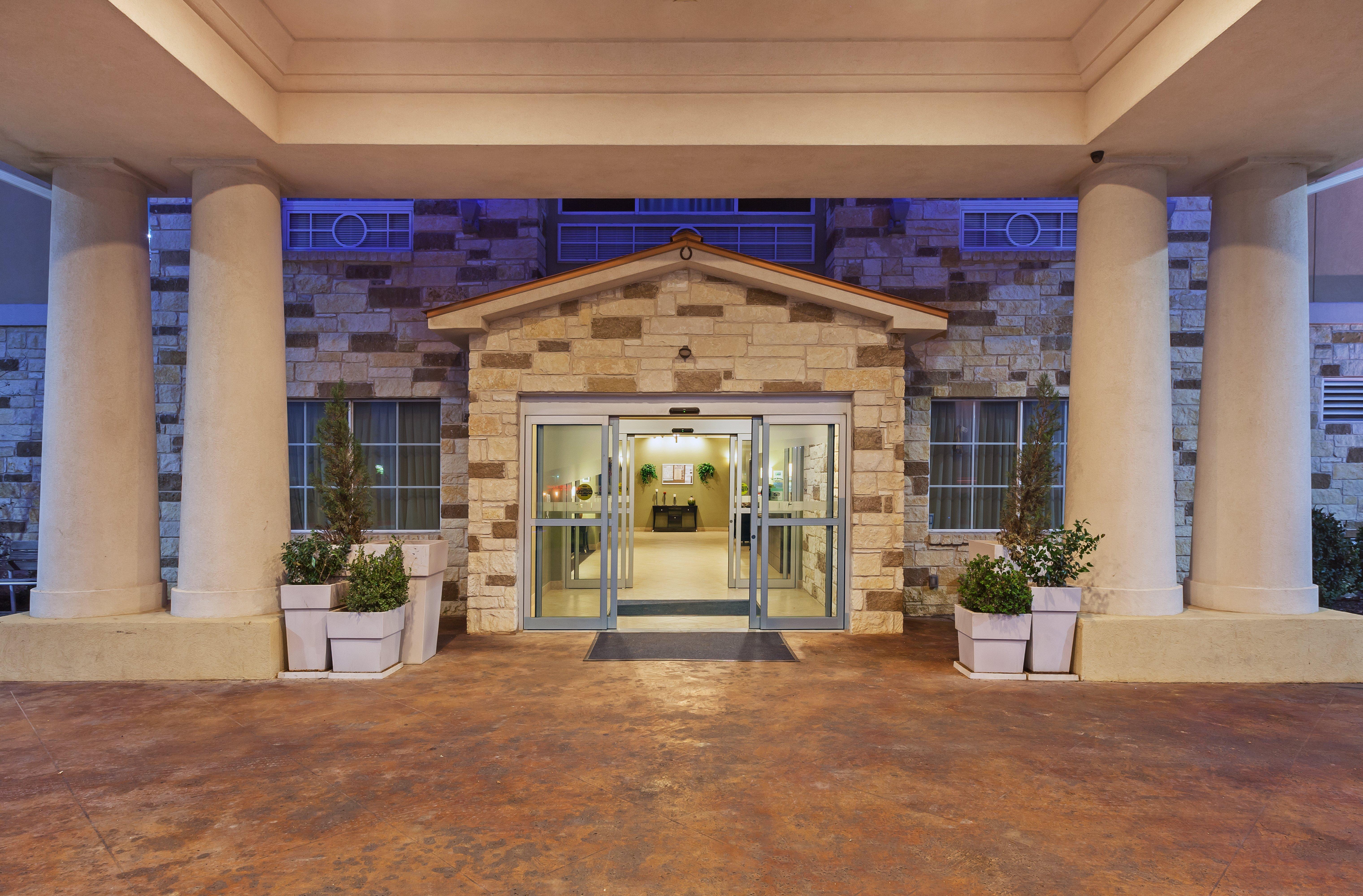 Holiday Inn Express & Suites Brady By Ihg Exteriör bild