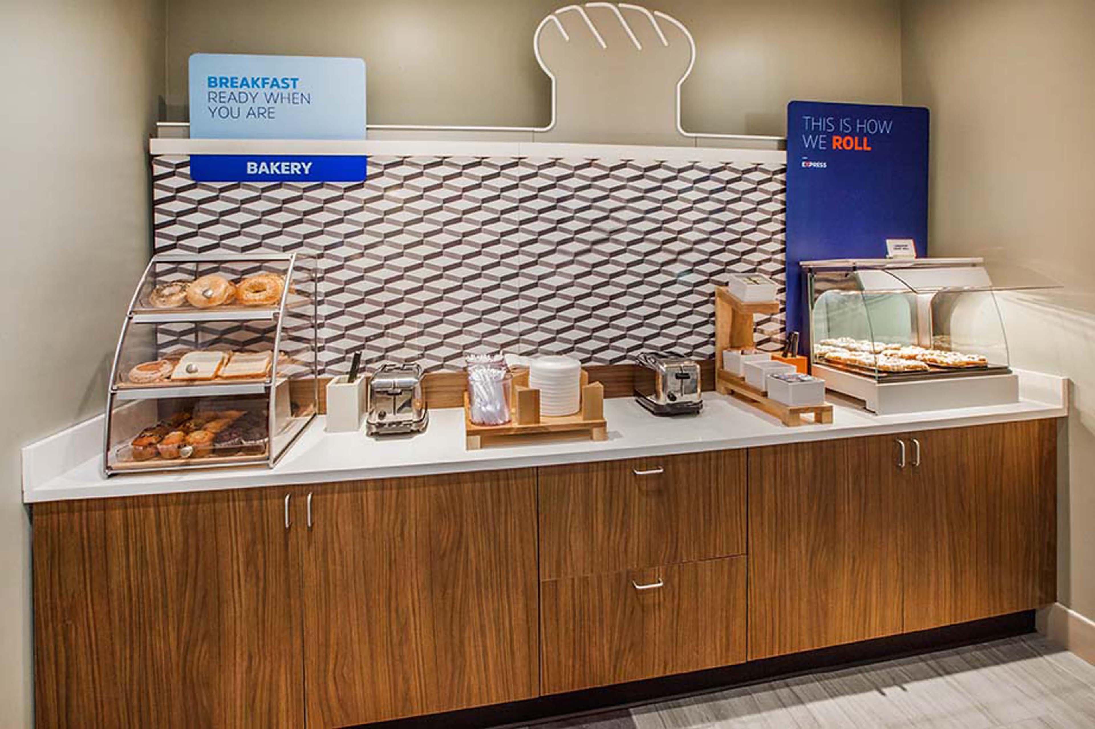 Holiday Inn Express & Suites Brady By Ihg Exteriör bild