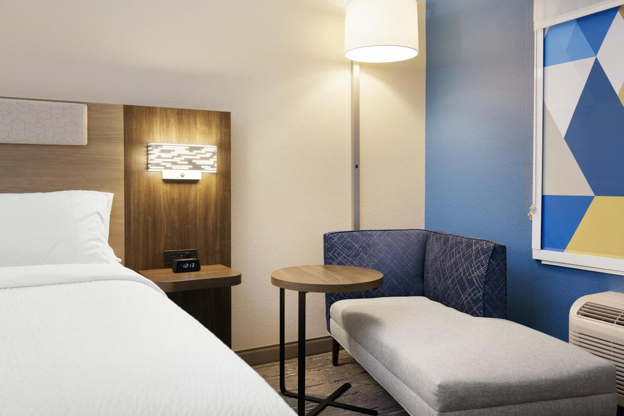 Holiday Inn Express & Suites Brady By Ihg Exteriör bild