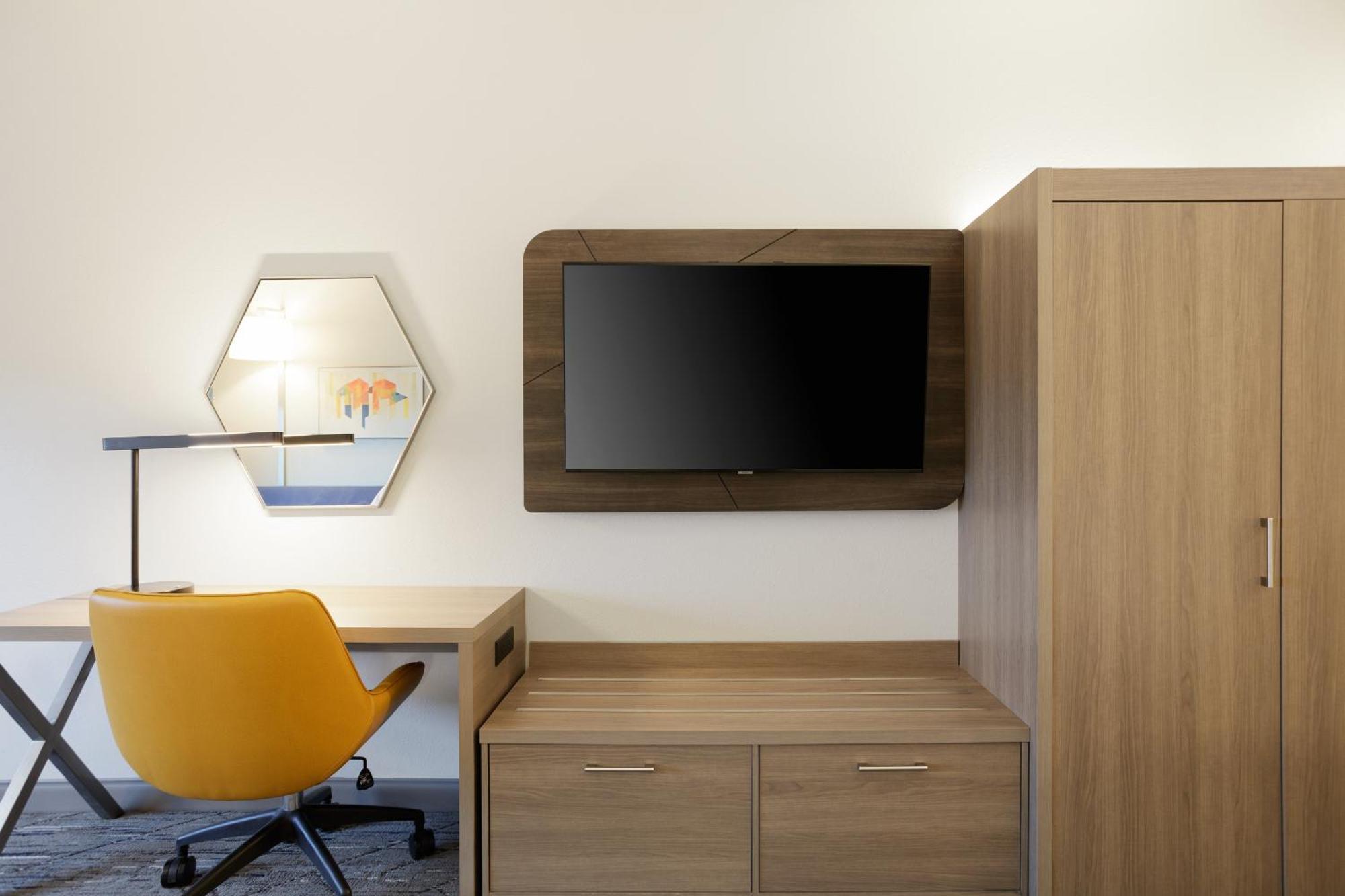 Holiday Inn Express & Suites Brady By Ihg Exteriör bild