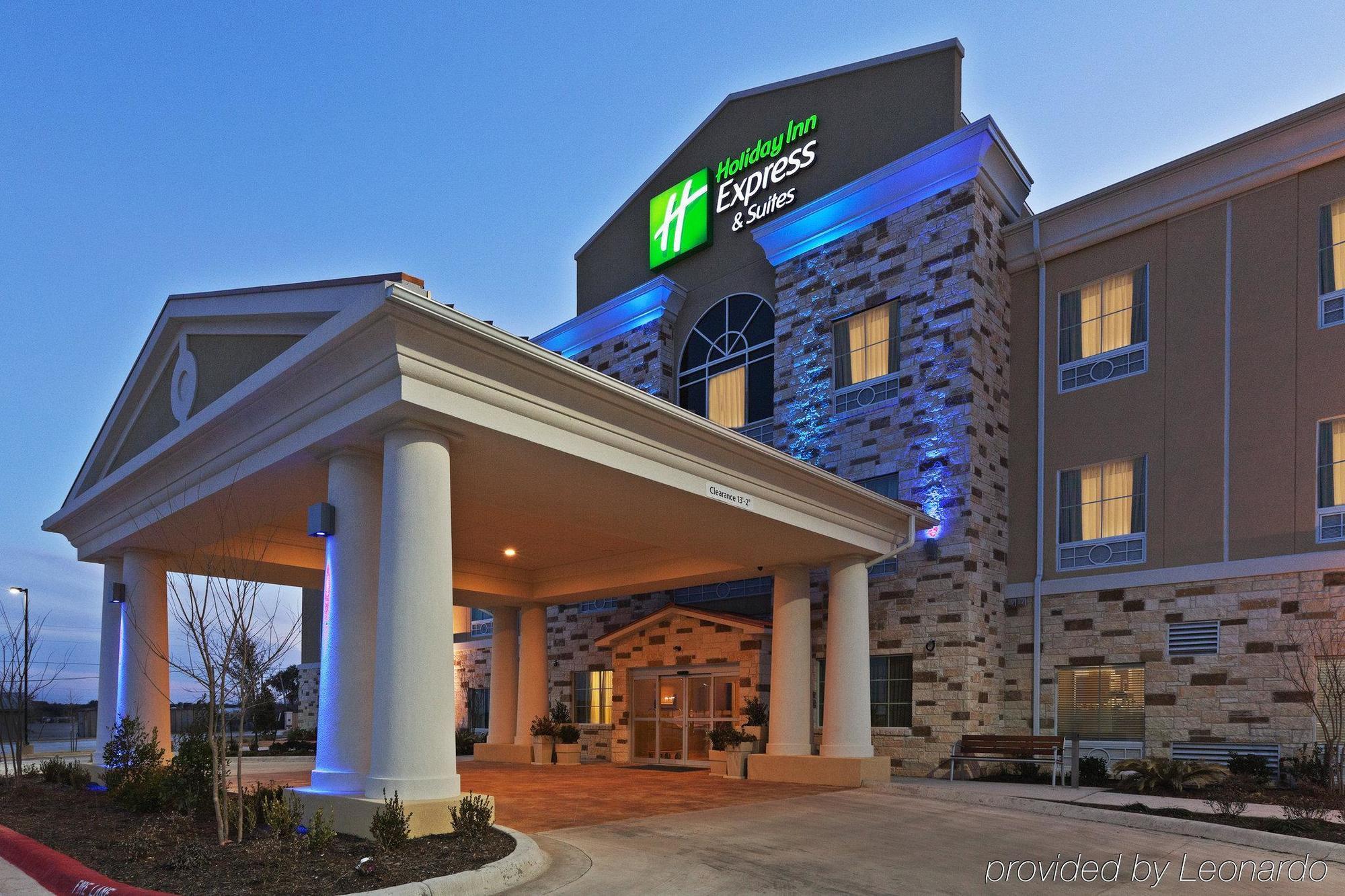 Holiday Inn Express & Suites Brady By Ihg Exteriör bild