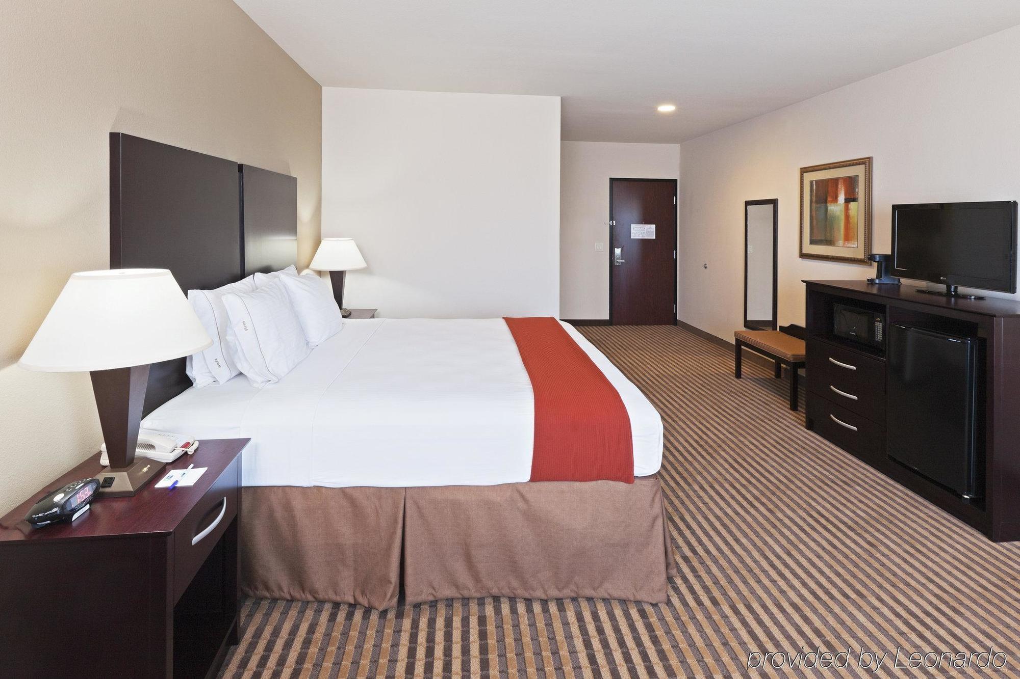 Holiday Inn Express & Suites Brady By Ihg Rum bild