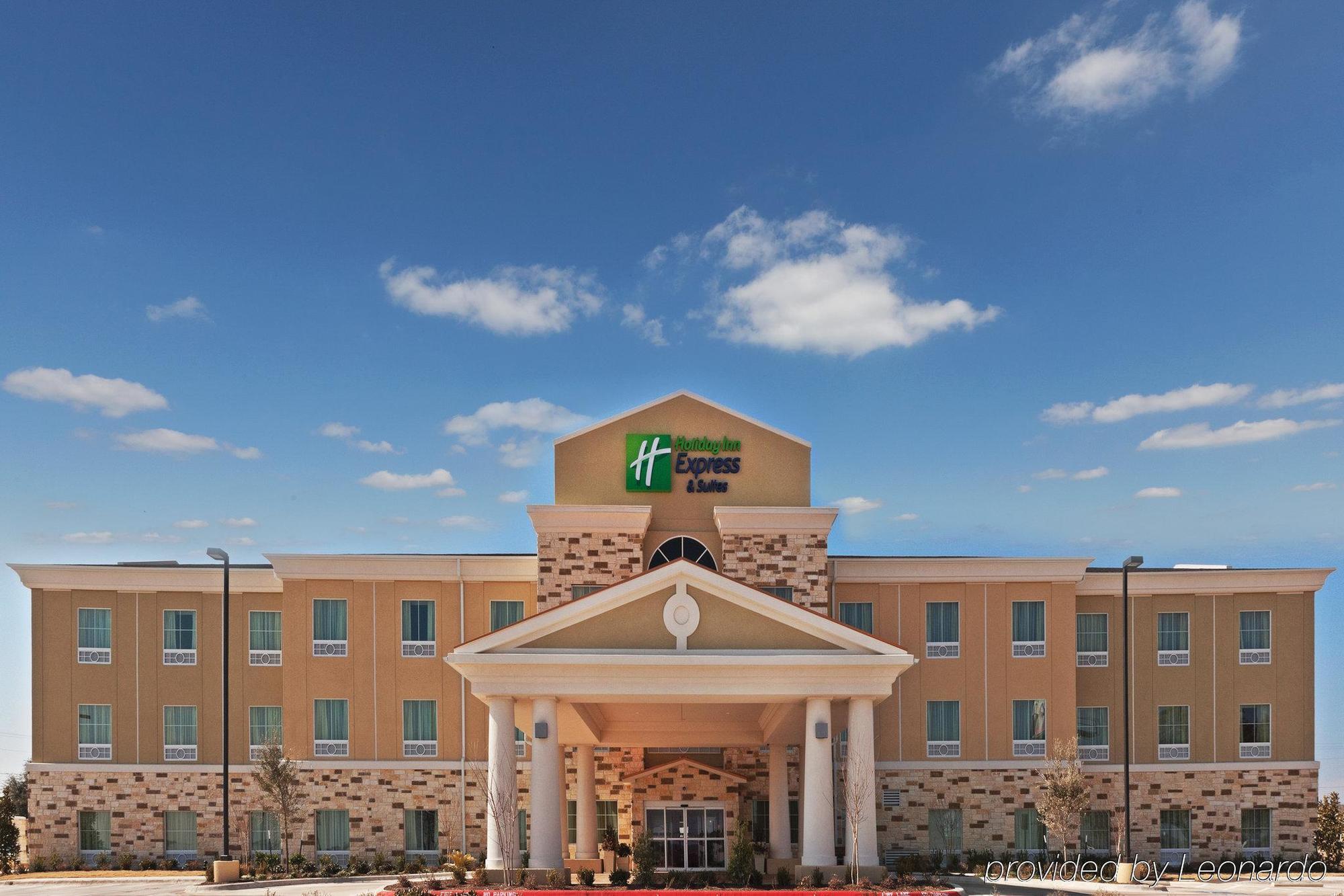 Holiday Inn Express & Suites Brady By Ihg Exteriör bild