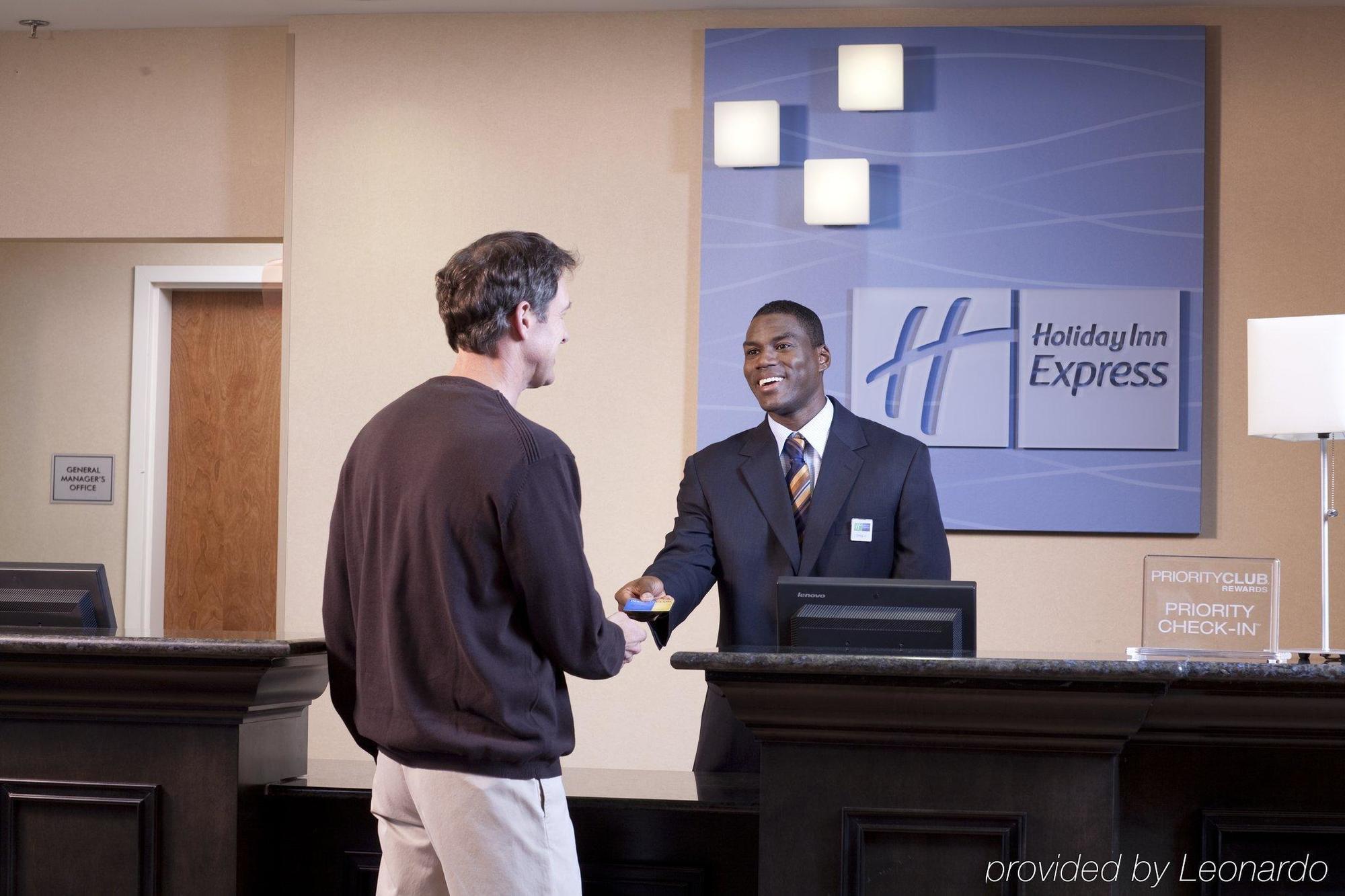 Holiday Inn Express & Suites Brady By Ihg Inreriör bild