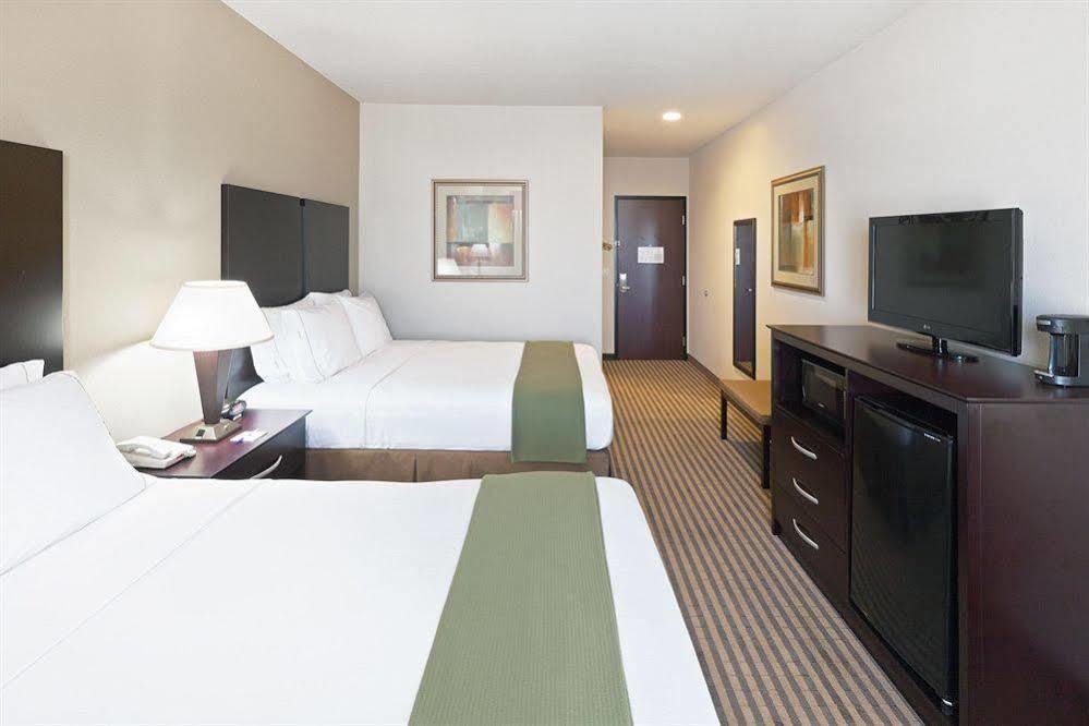 Holiday Inn Express & Suites Brady By Ihg Exteriör bild